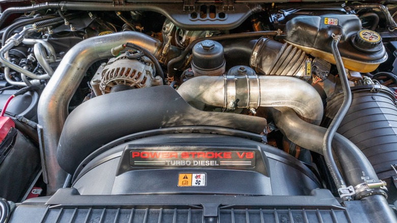 Под капотом грузовика Ford с турбодизелем Power Stroke V8.
