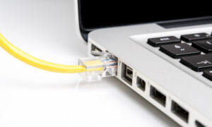 Нужно ли отключать Wi-Fi на компьютере при использовании Ethernet?