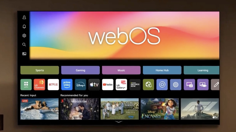 Домашняя страница LG webOS на телевизоре LG, установленном на стене