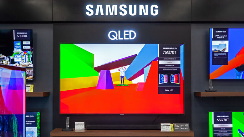 несколько телевизоров Samsung QLED на выставке в розничном магазине