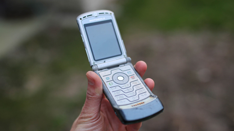 Рука держит раскладушку Motorola Razr V3