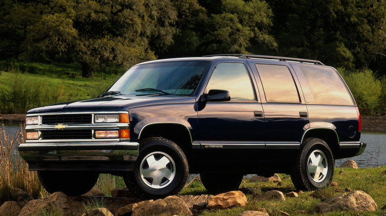 Вид спереди в 3/4 на синий Chevrolet Tahoe 1999 года выпуска с двигателем Vortec 5300.