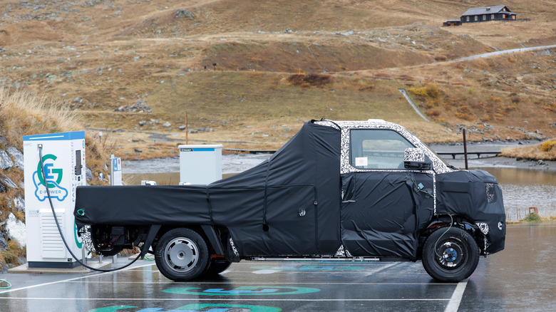 Hyundai Porter EV заряжается на горной дороге