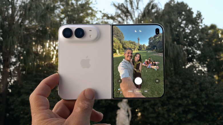 Человек, делающий селфи сверхширокоугольной камерой iPhone Duo.