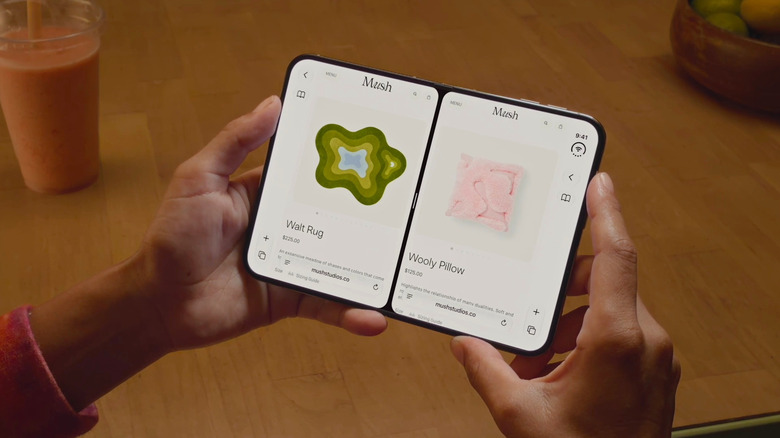 Человек, использующий приложения с разделенным экраном на iPhone Duo