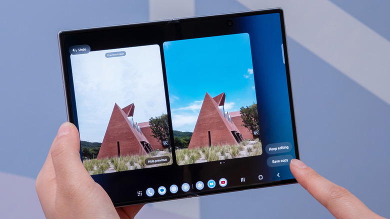 Человек редактирует фотографию с помощью Galaxy AI на Z Fold 8.