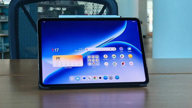 OnePlus Pad Go 2 стоит на столе