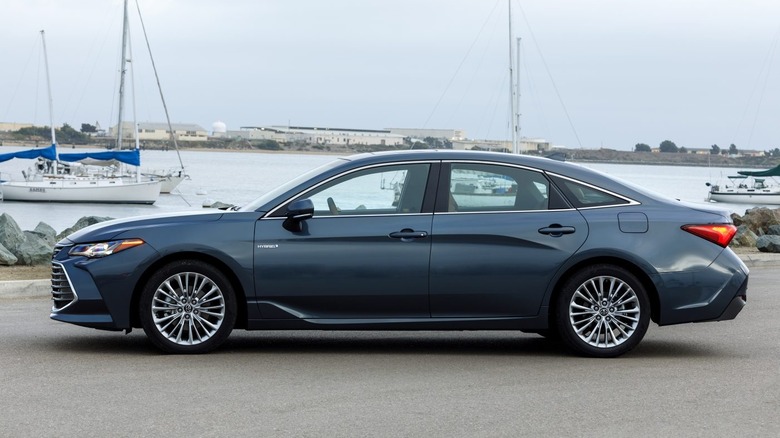 Серая Toyota Camry Hybrid 2022 года выпуска.