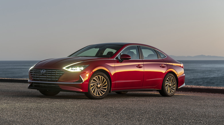 Боковой профиль Hyundai Sonata Hybrid 2021 года