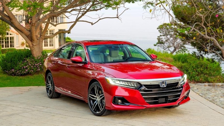 Припаркованный гибрид Honda Accord 2022 года выпуска