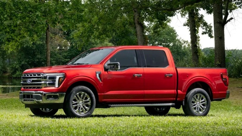 Красный Ford F-150 2027 года выпуска в парке.