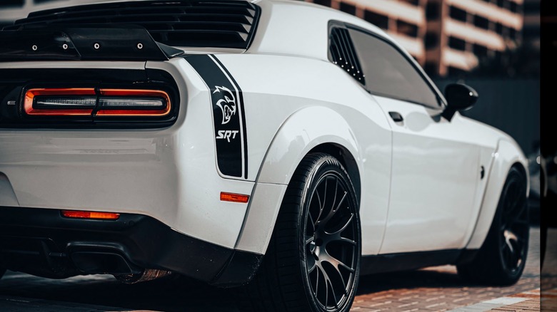 Белый Dodge Challenger SRT Hellcat.