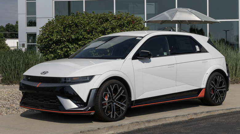 На улице припаркован Hyundai Ioniq 5 N.