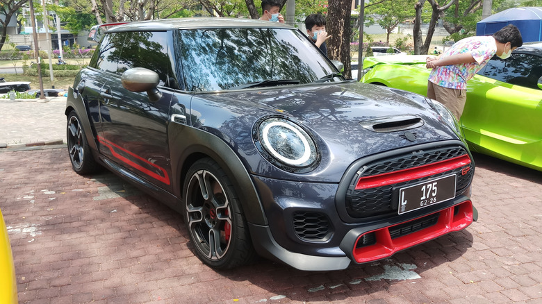Снаружи припаркован Mini John Cooper Works GP.