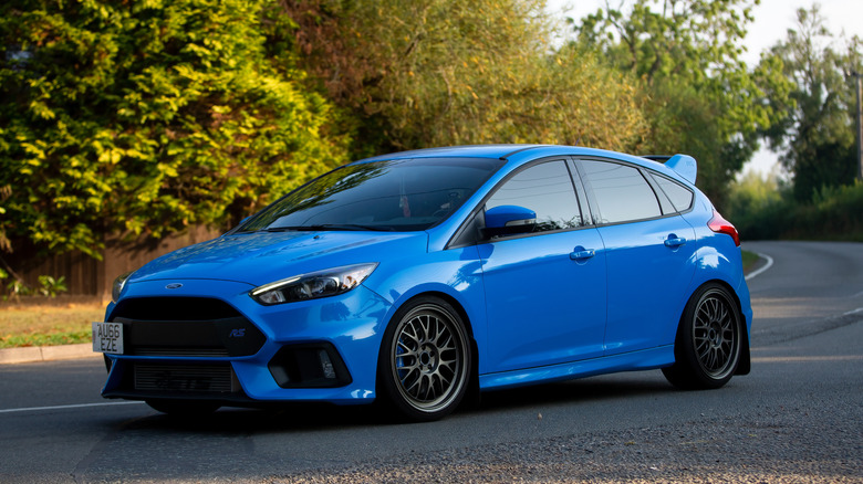 Синий Ford Focus RS припаркован посреди дороги.