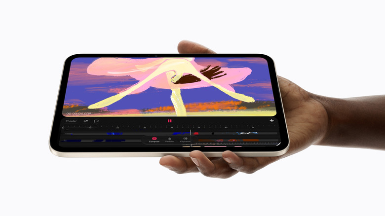 Человек с Apple iPad Mini 2026 года выпуска
