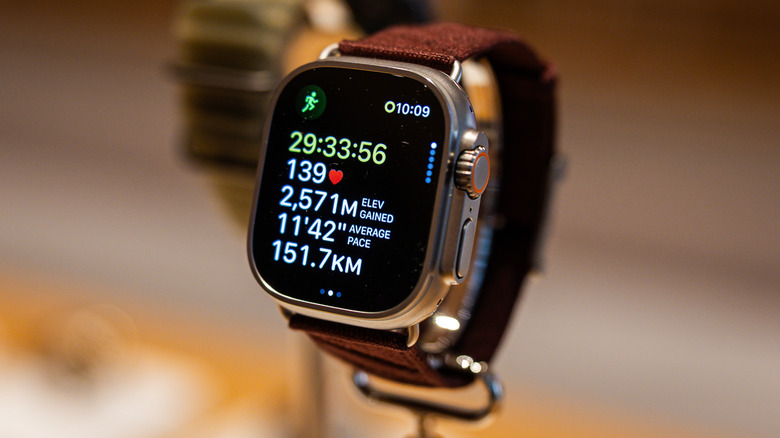 Apple Watch Ultra 4 отображают статистику тренировок, включая частоту сердечных сокращений, набор высоты и расстояние.