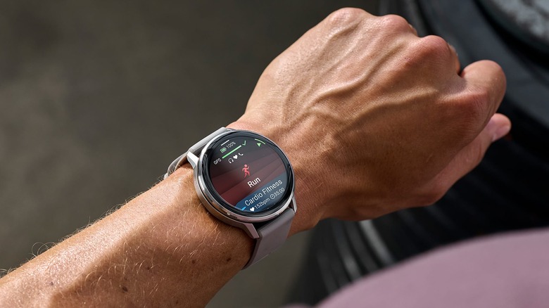 Человек носит Garmin Venu 4, на котором отображается информация о беге и фитнесе.