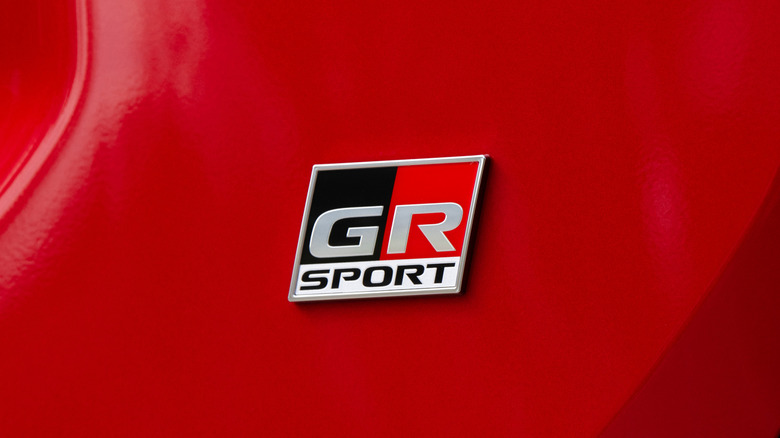 Крупный план значка GR Sport на красной Toyota RAV4 GR Sport.