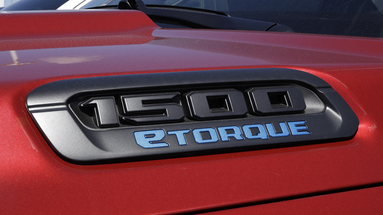 Крупный план красной эмблемы грузовика RAM eTorque на капоте.