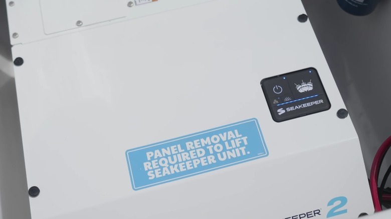 Крупным планом семейный блок Seakeeper, установленный на лодке.