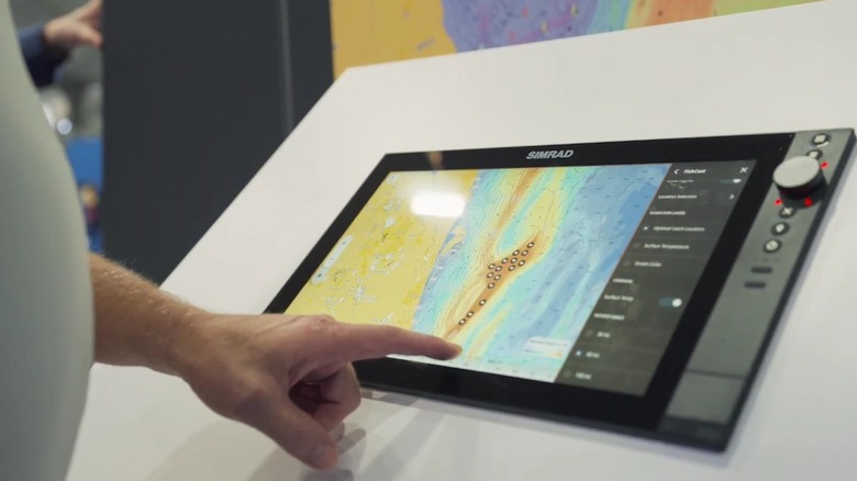 Человек, использующий систему FishCast Simrad.