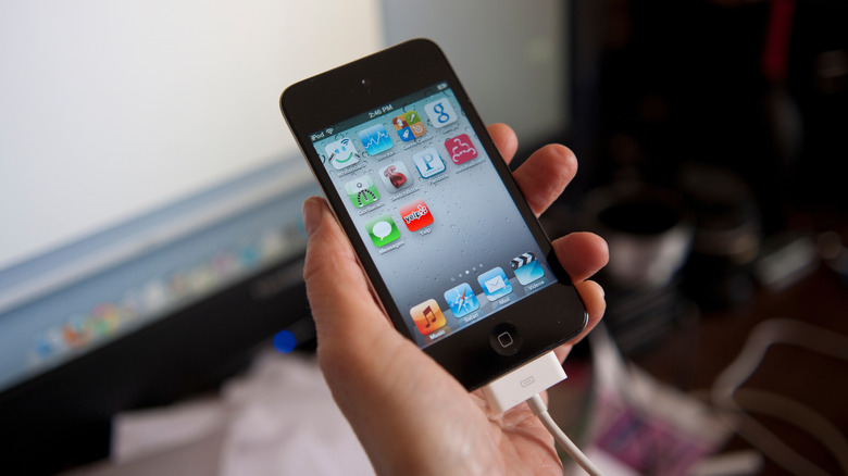человек, держащий iPod Touch