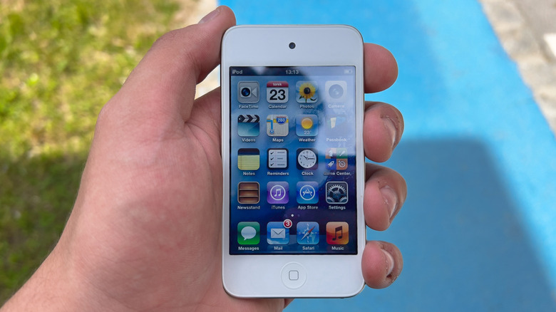 человек, держащий iPod Touch