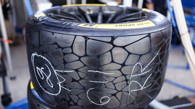 Желтый землеройный комбайн с шинами Michelin XHA3, вид спереди в 3/4.
