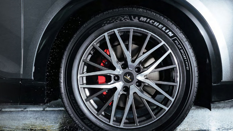 Вид сбоку на шину Michelin Pilot Sport 5 Energy, установленную на внедорожник.