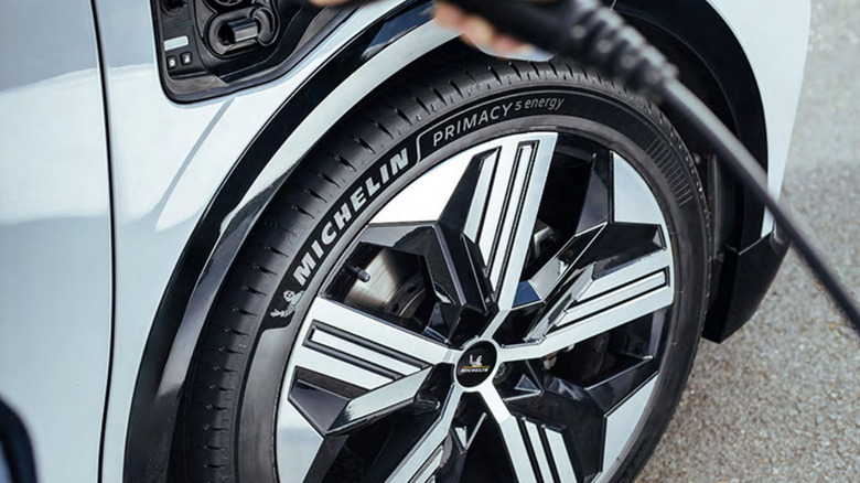 Детальный вид шины Michelin Primacy 5 Energy на электрическом внедорожнике.