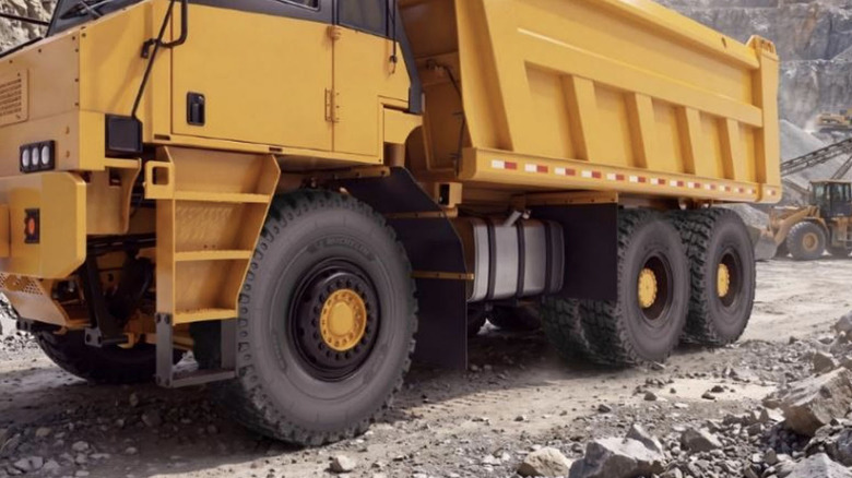 Рендеринг широкофюзеляжной грузовой шины Michelin XDR на самосвале в карьере.