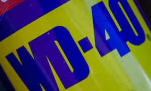Безопасно ли использовать WD-40 для очистки кожаных сидений автомобиля?