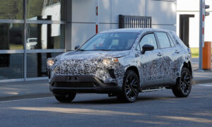 Новый электрокроссовер Toyota попал на испытания, и мы думаем, что знаем, что это такое