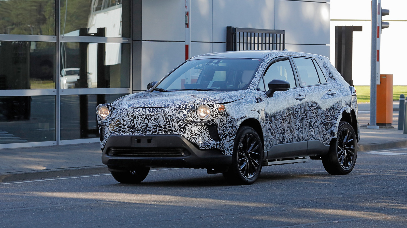 Новый электрокроссовер Toyota попал на испытания, и мы думаем, что знаем, что это такое