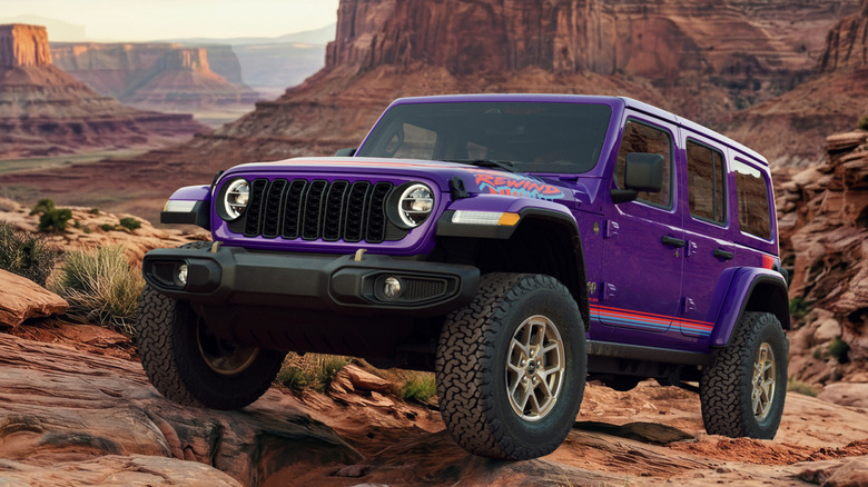 Вид спереди в 3/4 на Jeep Wrangler в условиях бездорожья