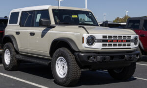 Ford Bronco или Jeep Wrangler: что продается лучше в 2026 году?